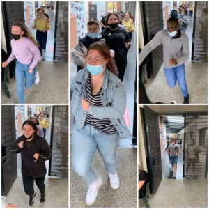 Étudiants masqués courant avec joie dans un couloir d'école, illustrant une rentrée scolaire dynamique et sécurisée.